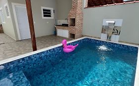 Casa com piscina beira-mar